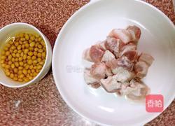 黄豆炖五花肉的做法图解1