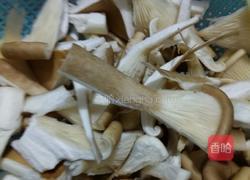 猪肚菇炒香肠的做法图解3