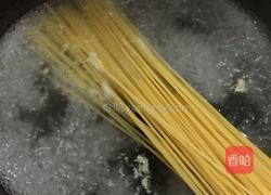 松茸培根炒意面的做法图解1