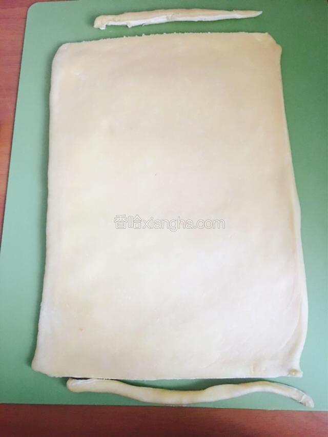 将静置好的面饼擀成长方形切掉左右两边