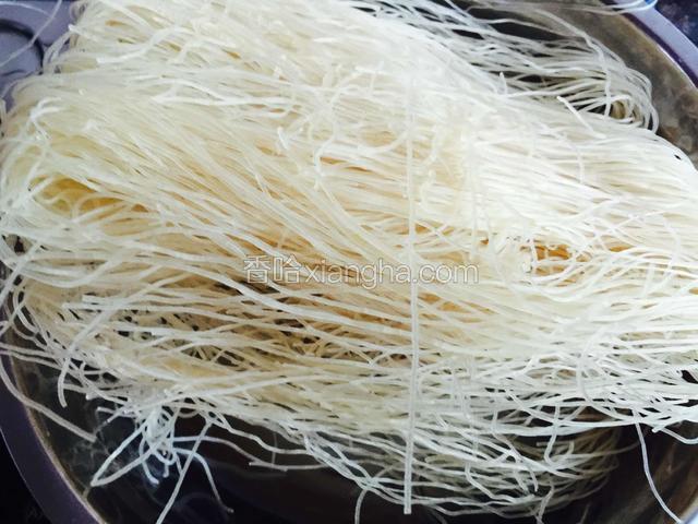 准备米粉洗净浸泡几分钟
