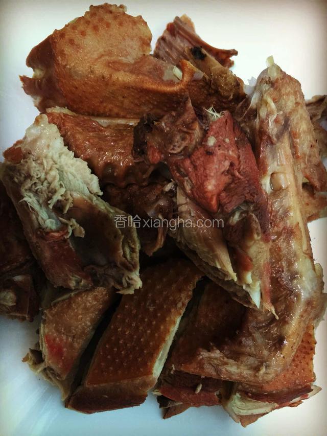 鸭肉我是卤开剩余的、等米粉煮开两分钟后倒入鸭肉