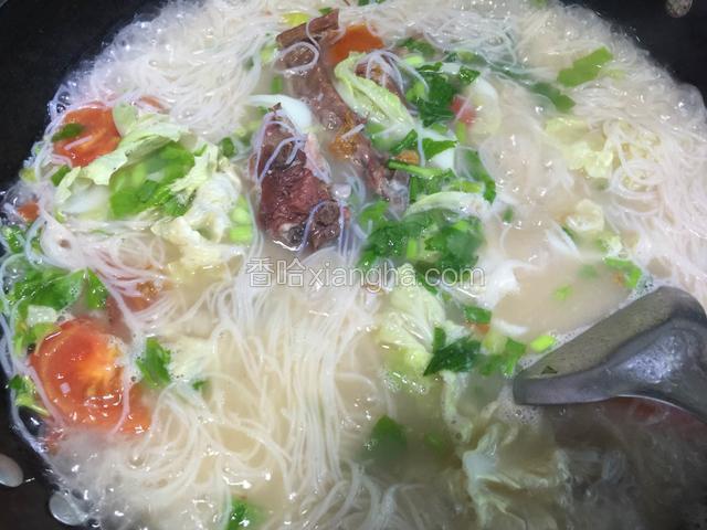 鸭肉倒入煮至五分钟在放入白菜，芹菜煮两分钟即可
