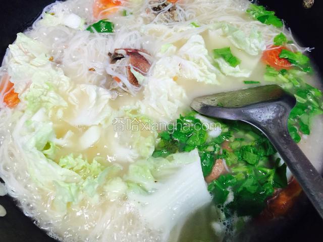 煮好后关火放入葱花、和少许鸡精即可