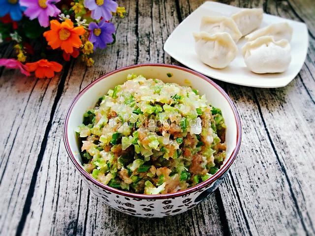好啦！和面包饺子吧！
