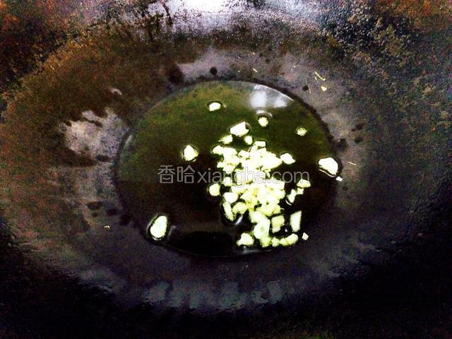 锅内烧油，炒香姜末蒜末