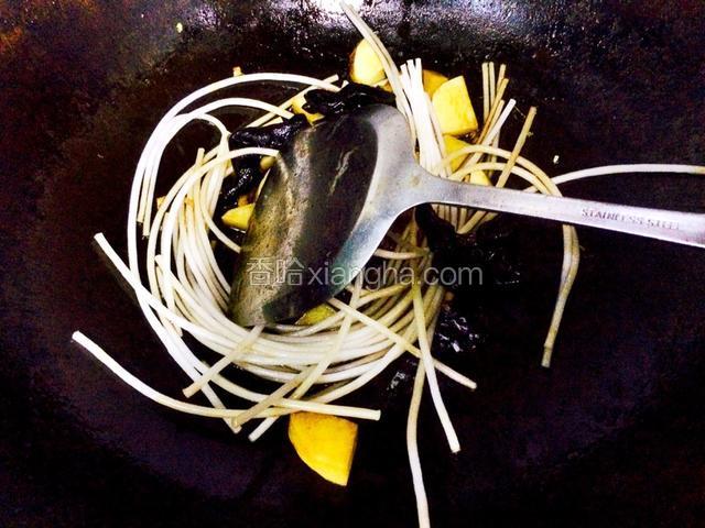 放入木耳和粉条