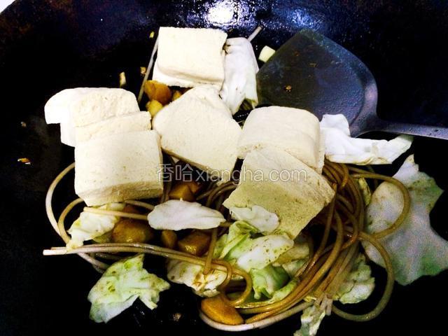 翻炒均匀放入豆腐和白菜，我用的冻豆腐