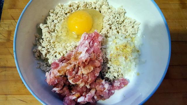 加入适量五花肉馅子，味极鲜，生抽，料酒，白糖，鸡蛋一个！