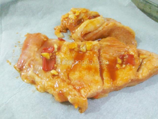 腌制好放烤盘上（要放油纸）