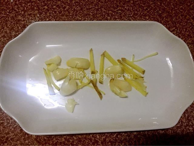 取一个干净的盘，先在盘底放入姜蒜