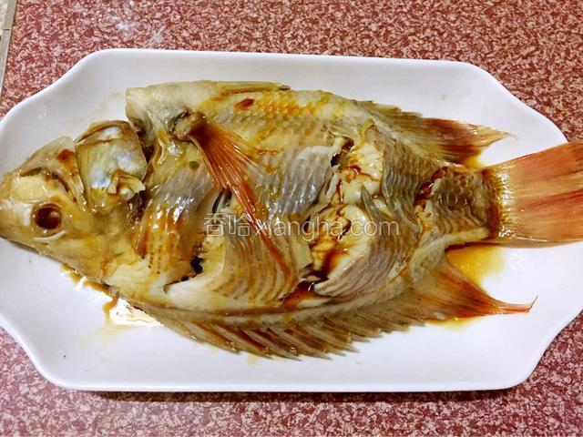 蒸好取出倒掉汤汁、拿掉葱姜蒜，淋上味极鲜酱油