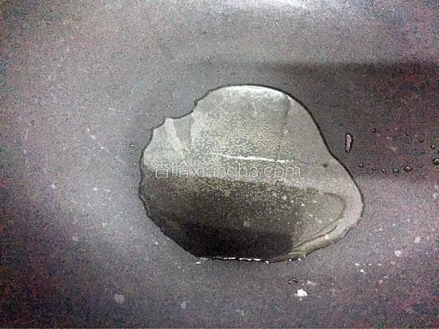 锅中倒入适量的油烧热后浇倒在鱼身上即可食用