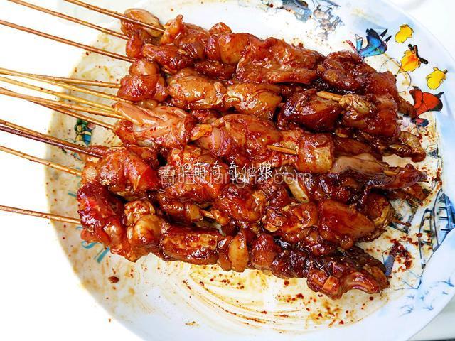 放容器里加盐，生抽，老抽，蚝油，料酒，白糖，鸡精，辣椒粉，黑胡椒粉码匀，用保鲜膜包住放冰箱冷藏腌制至少3-5小时。


嫌竹签串起来不好腌制的也可以先腌制后再串。