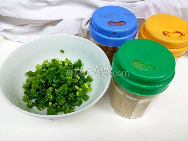 准备葱花，调料粉，熟白芝麻，红油。


红油即熬辣椒油沉淀后上面的红油。
