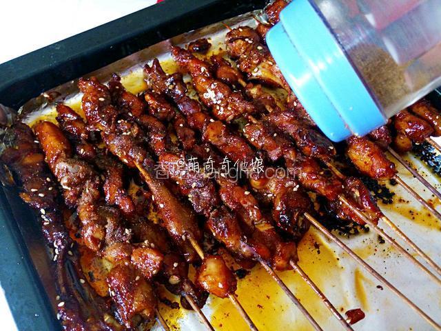 撒花椒粉，孜然粉，辣椒粉（可省略也可换成五香粉）。


再送回烤箱继续烤10分钟。