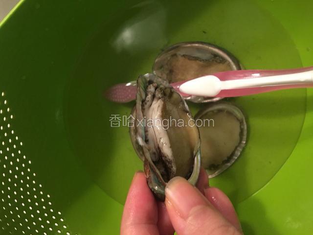 买鲍鱼的时候，叫摊贩帮忙去掉内脏，回来用牙刷把鲍鱼去壳刷干净