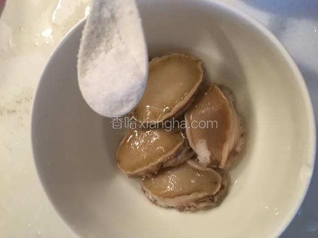 刷干净后，用盐和料酒腌十分钟左右（是为了去腥）
