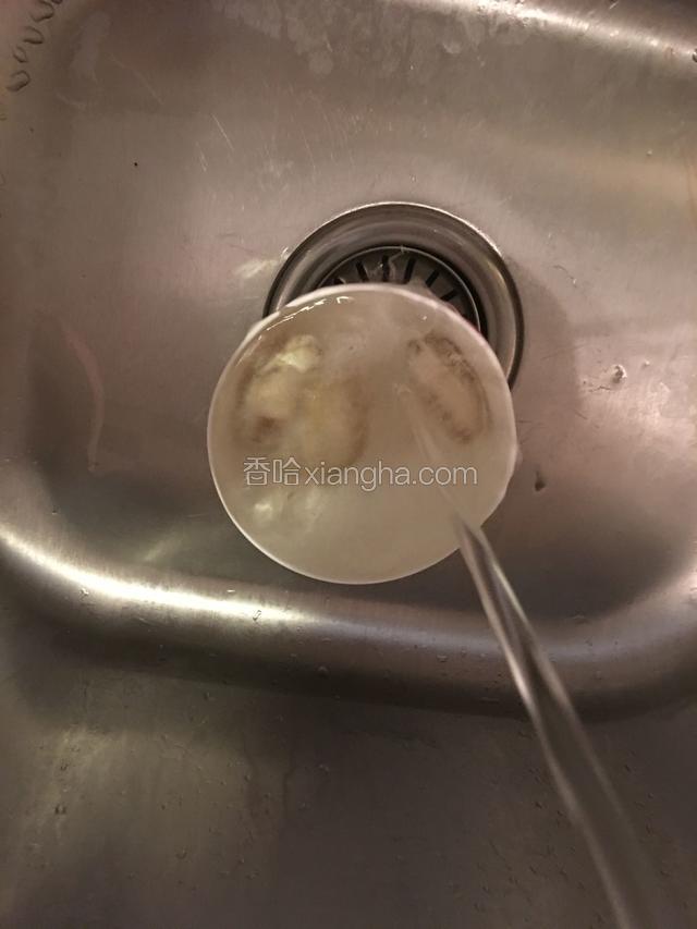 鲍鱼用水冲洗干净