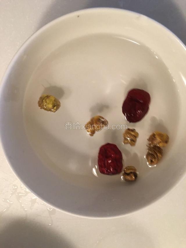 石斛和红枣，泡洗干净，红枣去核。