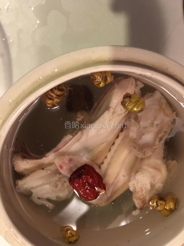 将所有材料放入炖盅內，加入适量的水。
