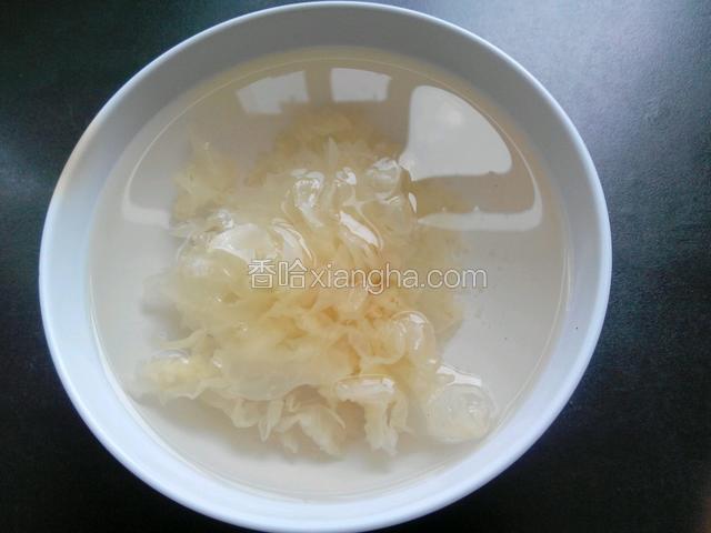 银耳用清水泡发，枸杞用水浸泡