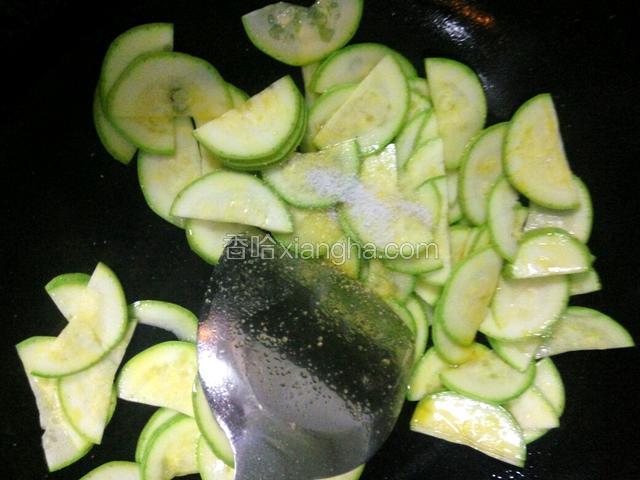 加葱热油，翻炒瓜片