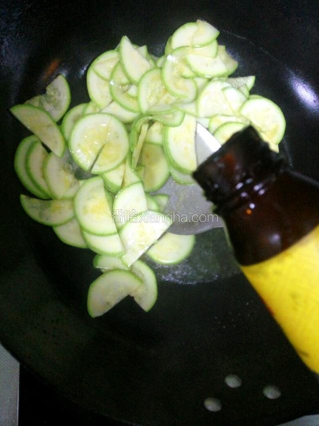 加盐、蚝油炒，加少许水