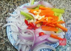 洋葱炒芹菜的做法图解1