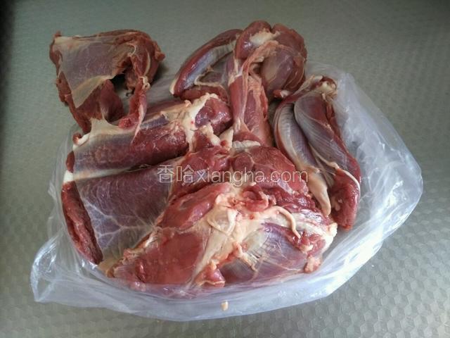 准备羊肉。