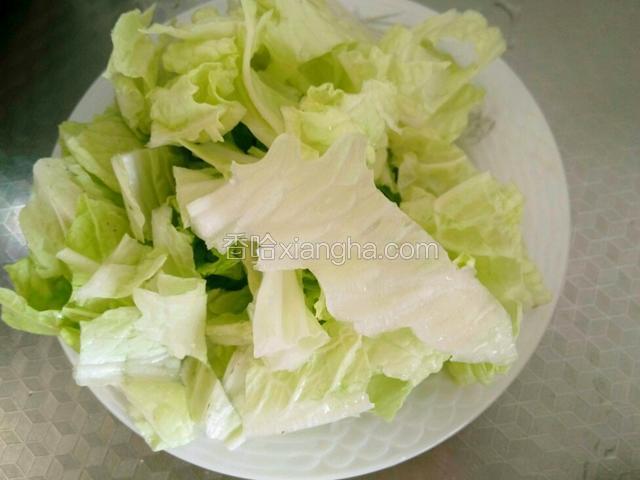 白菜切块。