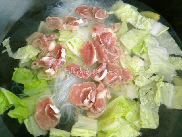 另起锅，放清水（不要放油哦）把酸白菜，粉丝，羊肉都一起下锅。