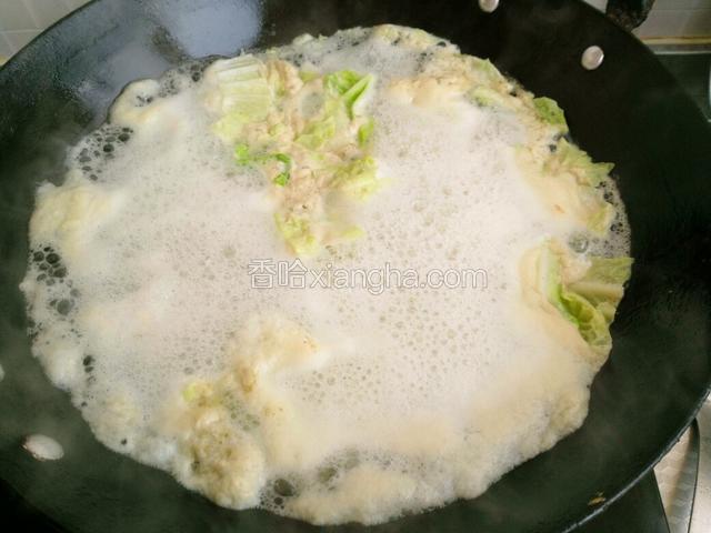 大火烧开，撇浮沫。（温馨提示）准备辣椒油哦！