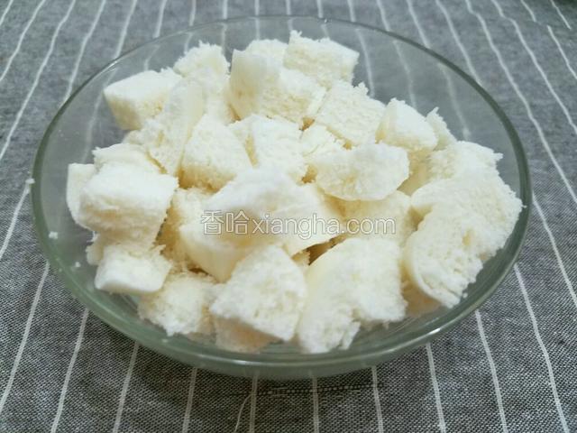 将馍也切成小方块。