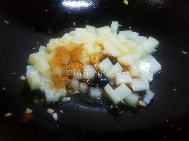 然后放入豆瓣酱,生抽,十三香继续翻炒均匀。