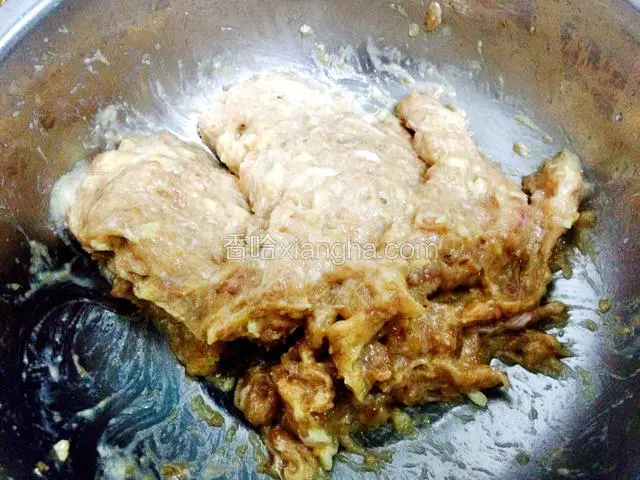 把淀粉都抓紧肉馅里即可