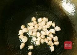 玉米肉丁炒红萝卜的做法图解2