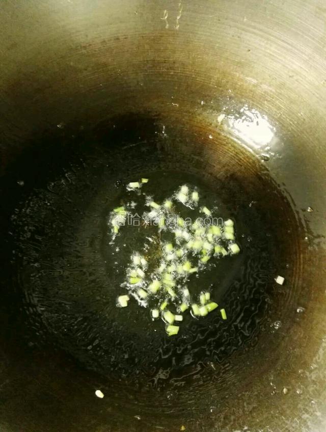 继续利用锅中剩下的油，加入葱粒扁出香味。
