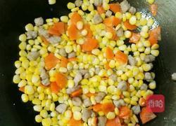 玉米肉丁炒红萝卜的做法图解5