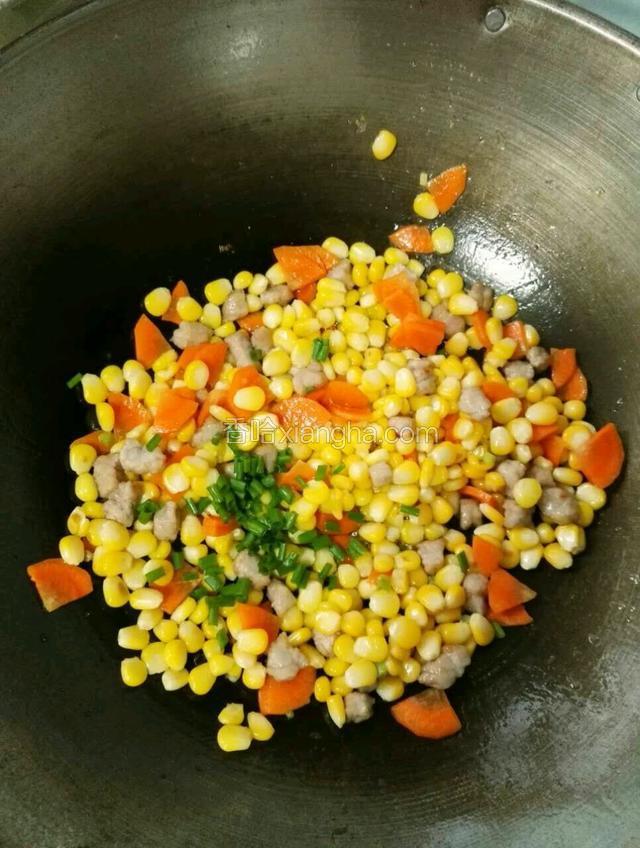 最后加入适量盐、鸡精调味，洒上葱花，完成了。