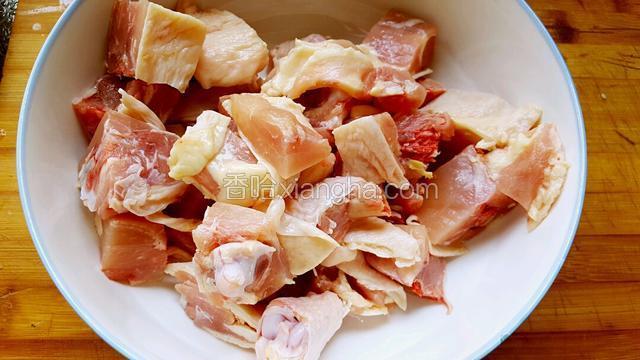 鸡肉剁块如图所示！