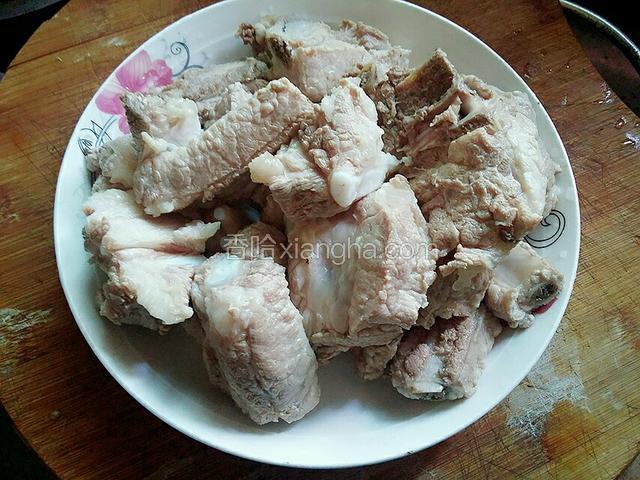 捞出排骨，洗净备用