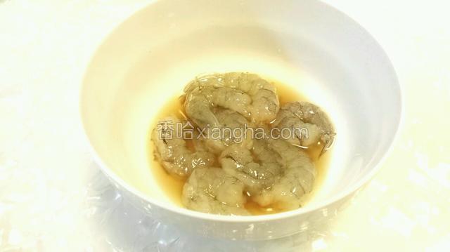 虾子剥壳去沙线，用盐和料酒腌10分钟