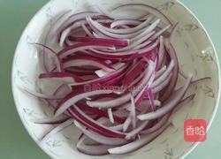 洋葱木耳的做法图解2