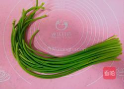 腌糖醋蒜苔的做法图解1