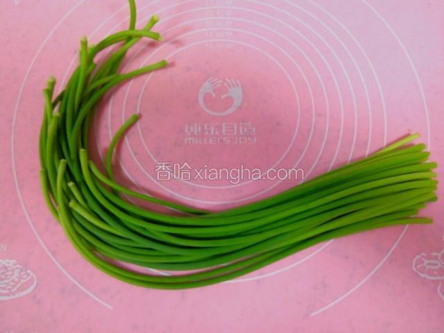 准备好食材洗净控干水份。