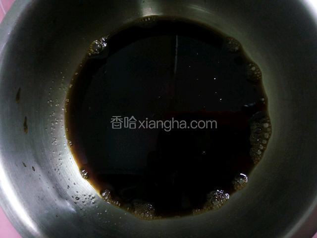 配糖醋汁，加入生抽、陈醋、白糖。