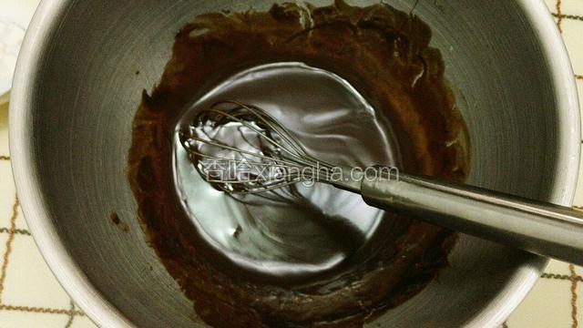 黑巧克力加黄油隔水融化，搅拌均匀，加入牛奶，再加入白兰地（7.5ml），搅打均匀～