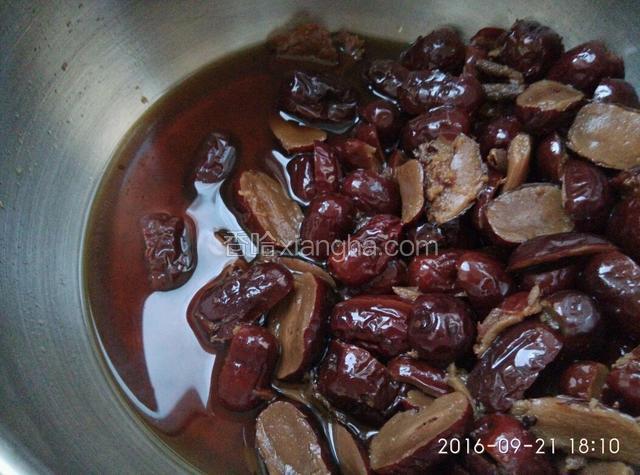 锅里放水淹过红枣煮半小时。汤已经所剩无几。这个图片是做马蹄榚时用枣汤，所以汤汁比较多。沥去多余的水分。