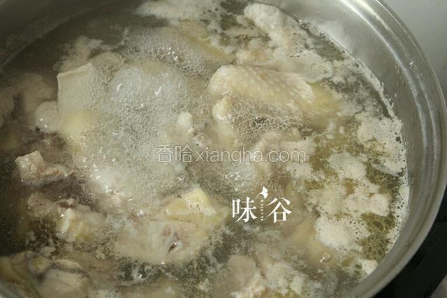 鸡块洗净，用水淖一下去掉血水。